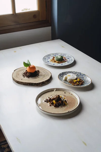 Tiro Vertical Deliciosas Sobremesas Decoradas Pratos Mesa Restaurante — Fotografia de Stock