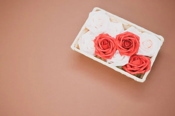 Piękne Czerwone Białe Róże Pudełku Odizolowanym Beżowym Tle — Zdjęcie stockowe