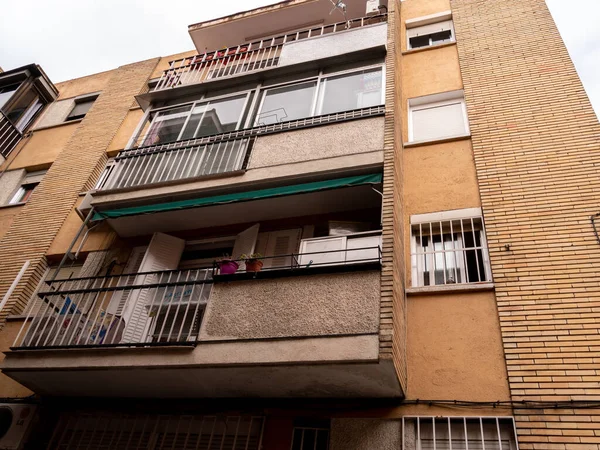 Giysileri Garaj Desenleri Olan Spanya Nın Fakir Mahallesi — Stok fotoğraf