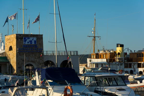 Porto Con Diversi Yacht Edifici — Foto Stock