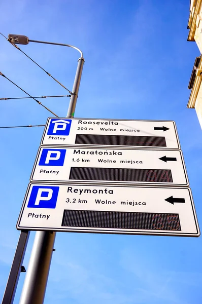 Poznan Polen Jan 2017 Verkeerstekens Met Routebeschrijving Naar Verschillende Parkeerplaatsen — Stockfoto