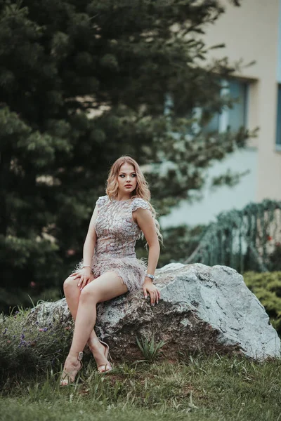 공식적 옷차림을 야외에서 포즈를 취하고 아름다운 보스니아 여자의 — 스톡 사진