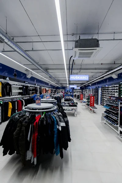 Tuzla Bósnia Herzegovina Novembro 2019 Tiro Loja Roupas Esportivas Centro — Fotografia de Stock