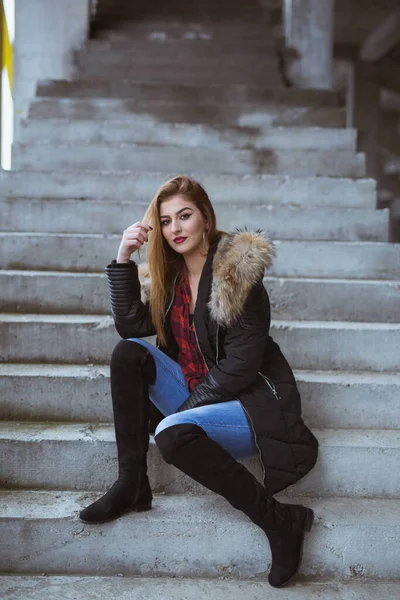 Eine Junge Kaukasische Frau Posiert Auf Einer Treppe — Stockfoto