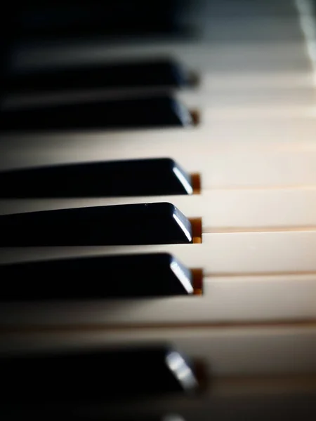 Eine Vertikale Aufnahme Von Klaviertasten — Stockfoto