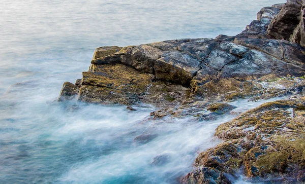 Onde Che Infrangono Sulle Rocce — Foto Stock