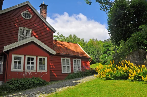 Maison Scandinave Rouge Avec Jardin Printemps Bergen Norvège — Photo