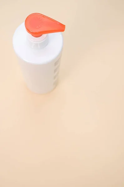 Вертикальный Снимок Бутылки Пластикового Насоса Бежевом Фоне — стоковое фото