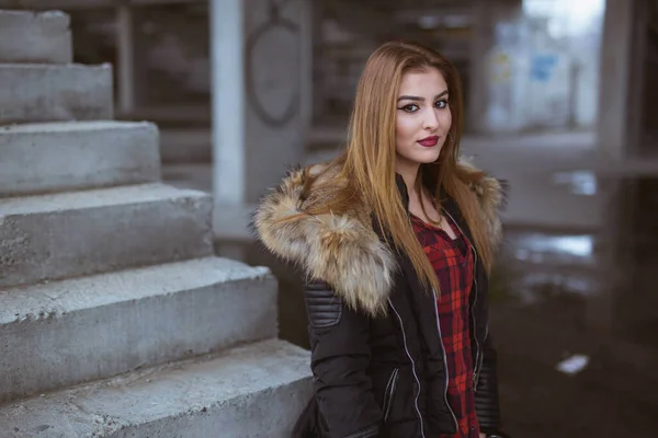 Primo Piano Una Giovane Femmina Attraente Posa Vestito Casual — Foto Stock