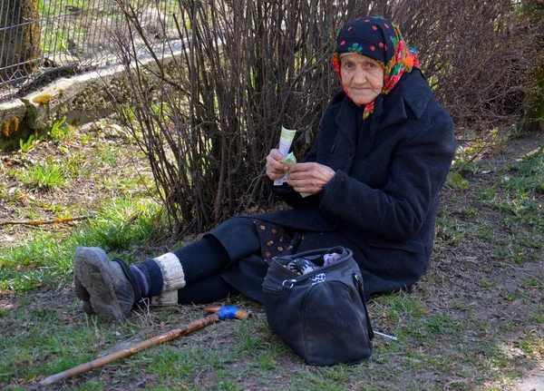 Voronet Romania Aprile 2015 Una Vecchia Povera Donna Che Conta — Foto Stock