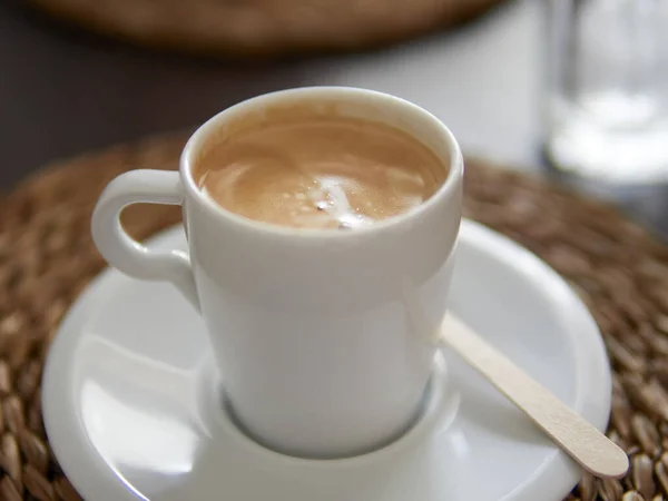 Nahaufnahme Einer Tasse Kaffee Auf Einer Weißen Untertasse — Stockfoto