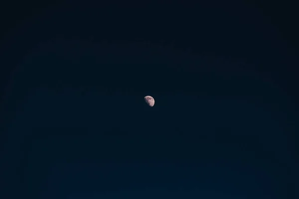 真っ青な空の上の半月 — ストック写真