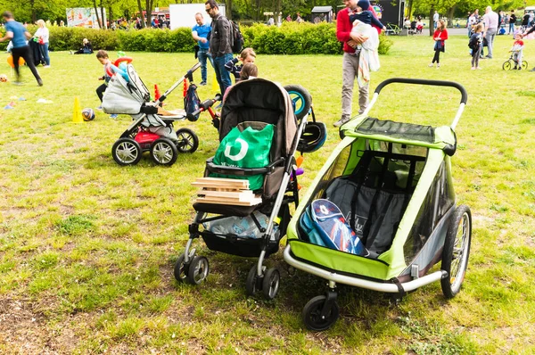 Poznan Polónia Maio 2019 Fila Buggies Bebê Grama Verde Durante — Fotografia de Stock