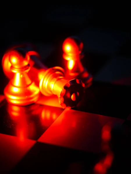Eine Unterlegene Schachfigur Auf Einem Rot Beleuchteten Brett Vor Schwarzem — Stockfoto