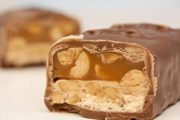 Primer Plano Una Sabrosa Barra Chocolate Caramelo Con Cacahuetes Sobre —  Fotos de Stock