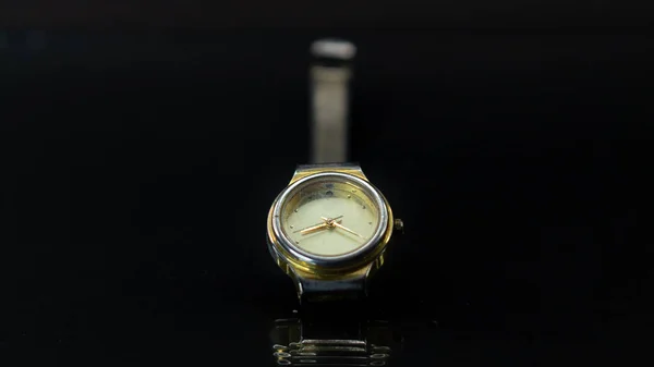 Uma Foto Relógio Faixa Branca Com Fundo Preto — Fotografia de Stock