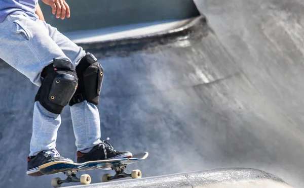 Uma Pessoa Patinando Com Joelheiras — Fotografia de Stock