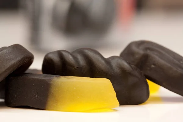 Een Close Shot Van Smakelijke Chocolade Snoepjes Een Witte Achtergrond — Stockfoto