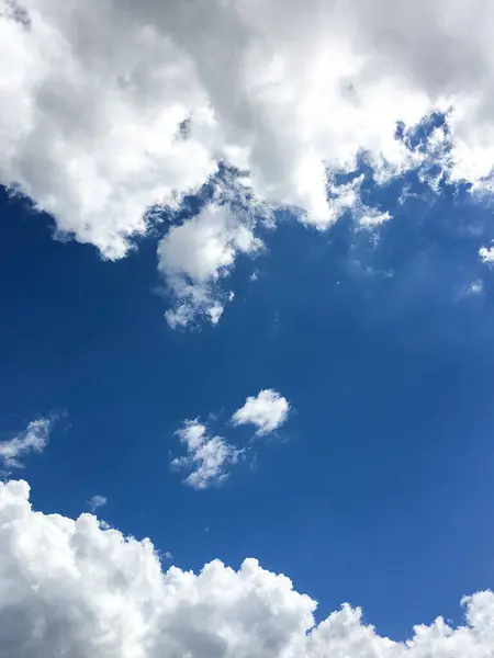 Tiro Vertical Céu Azul Ensolarado Brilhante — Fotografia de Stock