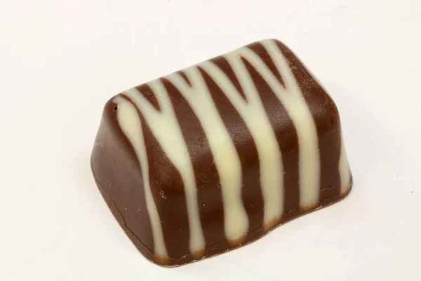 Крупный План Вкусной Шоколадной Конфеты Белом Фоне — стоковое фото