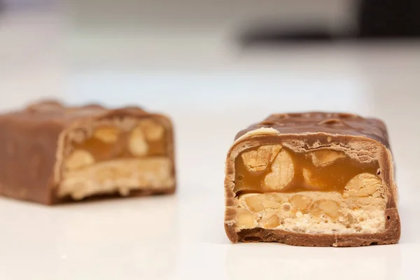 Primer Plano Una Sabrosa Barra Chocolate Caramelo Con Cacahuetes Sobre —  Fotos de Stock