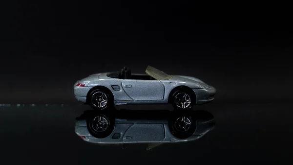 黒い背景のおもちゃの車のショット — ストック写真