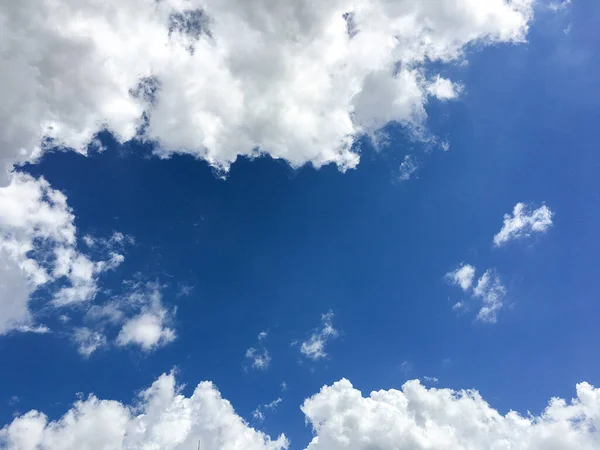 Крупним Планом Знімок Яскраво Блакитного Неба Пухнастими Хмарами — стокове фото