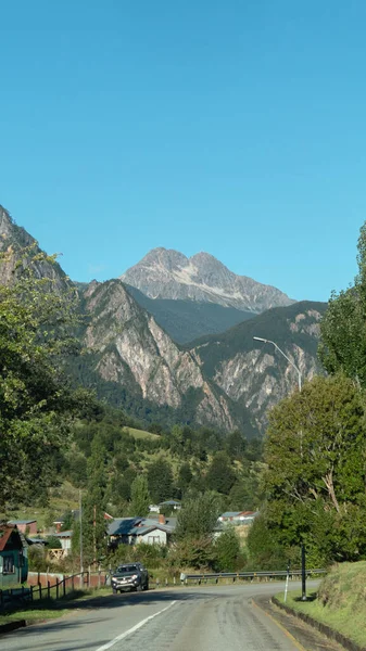 Een Verticaal Schot Van Grote Bergen Langs Weg Een Zonnige — Stockfoto