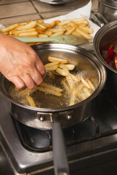 Vertikal Bild Hand Som Tar Pommes Frites Grytan Full Olja — Stockfoto