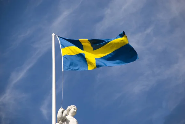 Patriotic Σουηδία Σουηδική Σημαία Πόλο Κυματίζει Στον Άνεμο — Φωτογραφία Αρχείου