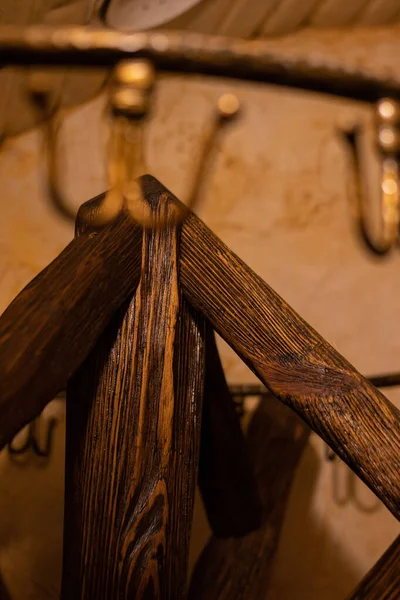 Bir Odadaki Eski Tarz Altın Bir Askıya Yakın Çekim — Stok fotoğraf