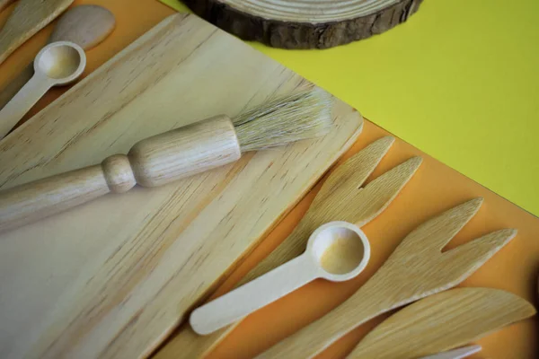 Top View Wooden Board Spoons Ladle Forks Brush Scoops Yellow — Stock Photo, Image