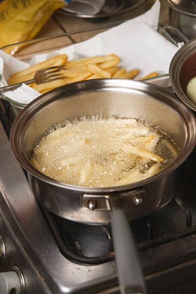 Tiro Vertical Uma Panela Cheia Batatas Fritas Fritando Óleo — Fotografia de Stock