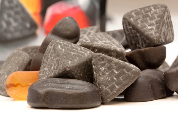 Primer Plano Sabrosos Caramelos Chocolate Sobre Fondo Blanco —  Fotos de Stock