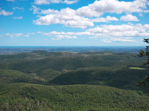 Foto Van Een Prachtig Berglandschap Onder Een Bewolkte Hemel Moureze — Stockfoto