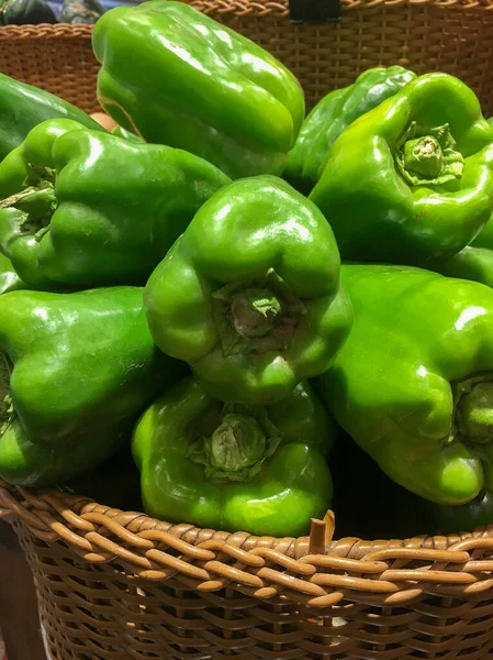 Disparo Vertical Una Canasta Con Pimientos Verdes — Foto de Stock