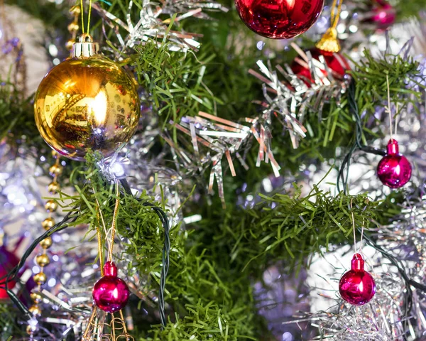 Eine Nahaufnahme Von Christbaumkugeln Auf Einem Weihnachtsbaum — Stockfoto