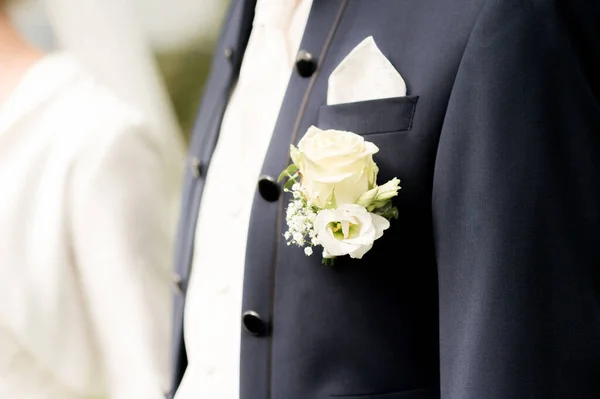 Вибірковий Фокусний Знімок Нареченого Костюмі Весільною Квітковою Бутоньєрою — стокове фото