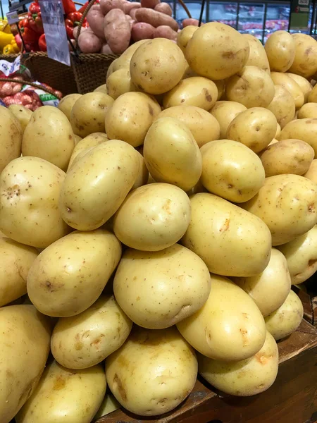 Eine Vertikale Nahaufnahme Eines Haufens Kartoffeln Einem Supermarkt — Stockfoto