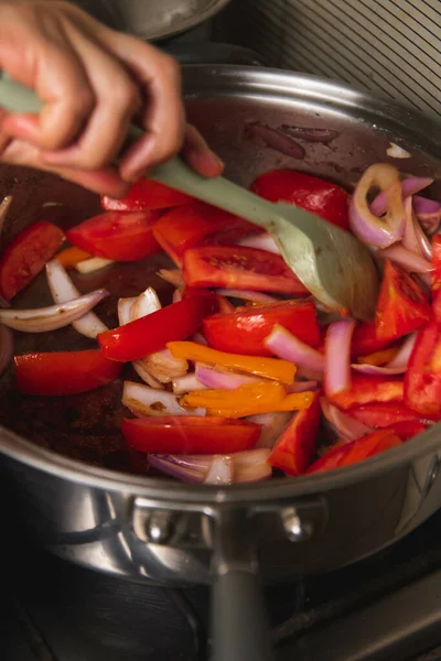 Disparo Vertical Una Mano Mezclando Ingredientes Fritos Olla —  Fotos de Stock