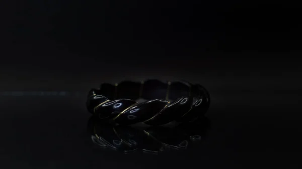Bild Det Svarta Armbandet Med Svart Bakgrund — Stockfoto