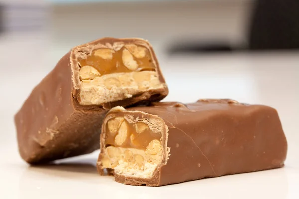 Primer Plano Una Sabrosa Barra Chocolate Caramelo Con Cacahuetes Sobre —  Fotos de Stock
