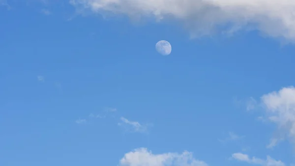 Lua Céu Azul Durante Dia Perfeito Para Fundo — Fotografia de Stock