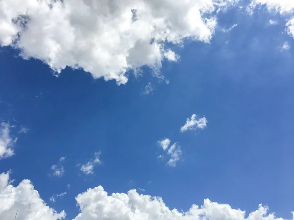 Parlak Güneşli Mavi Bir Gökyüzünün Yakın Çekimi — Stok fotoğraf