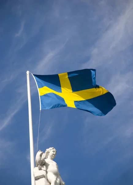 Patriotic Σουηδία Σουηδική Σημαία Πόλο Κυματίζει Στον Άνεμο — Φωτογραφία Αρχείου