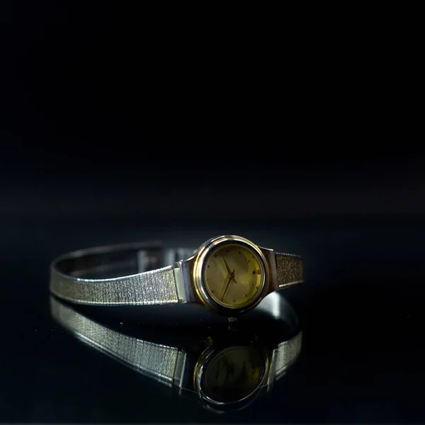 Eine Aufnahme Der Weißen Armbanduhr Mit Schwarzem Hintergrund — Stockfoto