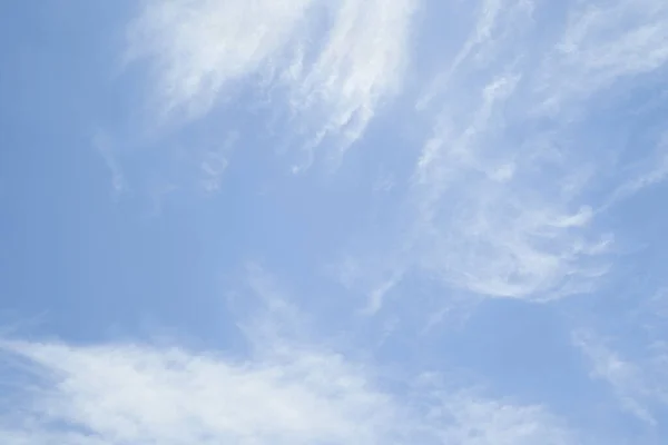 Een Zachte Blauwe Lucht Gevuld Met Witte Wolken Een Zonnige — Stockfoto