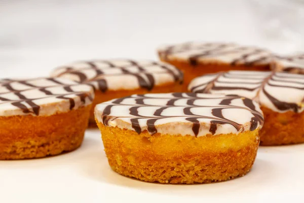 Primo Piano Biscotti Cioccolato Fatti Casa Decorati Con Crema Lattiginosa — Foto Stock