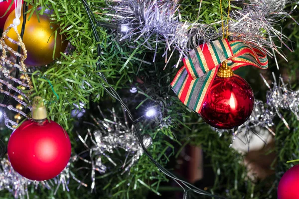 Close Bugigangas Uma Árvore Natal — Fotografia de Stock
