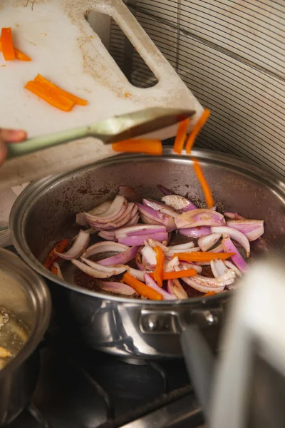 Svislý Záběr Ruky Přidání Ingrediencí Hrnce Smažení — Stock fotografie